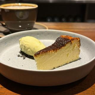 バスクチーズケーキ、ピスタチオのジェラート