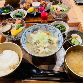 もつ煮込み定食(いろどり食堂)