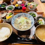 もつ煮込み定食(いろどり食堂)
