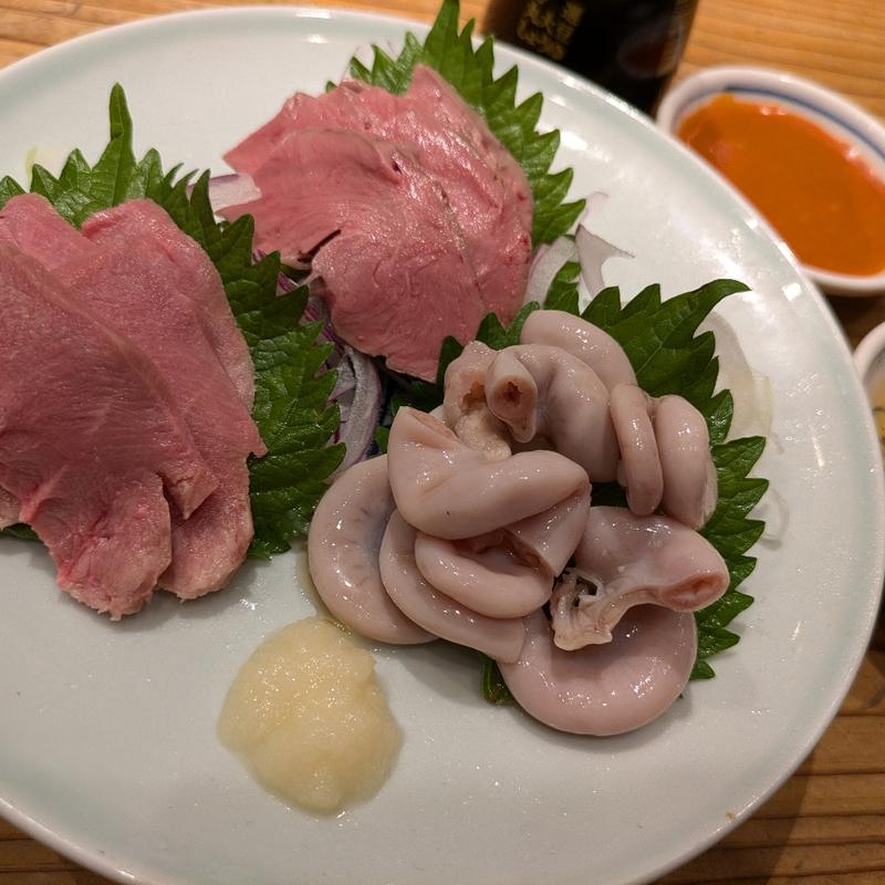 もつ刺し3種盛り(坐もつ焼き いしん 新宿大ガード店)