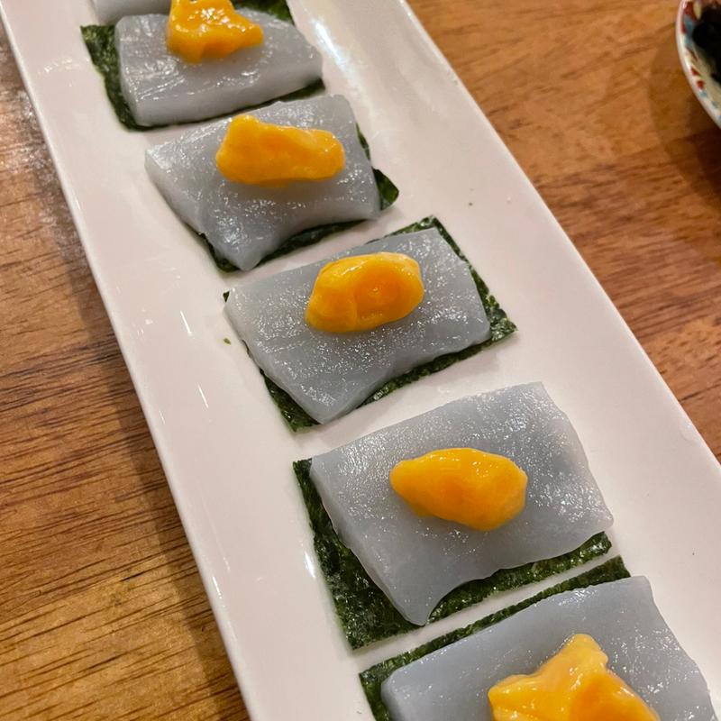 イカの刺身卵黄乗せ(居酒屋 イズミヤ)