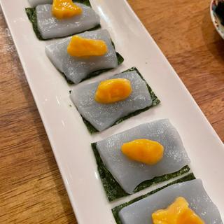 イカの刺身卵黄乗せ(居酒屋 イズミヤ)