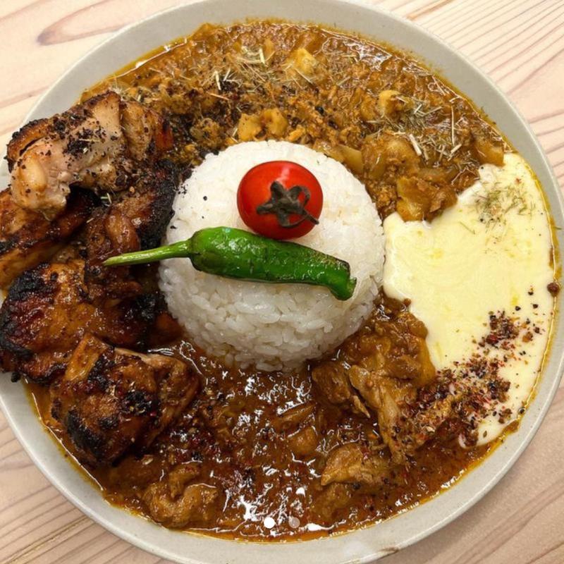 あいがけカレー スパホリ特製チキン うまだし煮卵 ラッシー(スパイスカレー専門店 SPICE HOLIC （スパイスホリック） 京都四条烏丸)