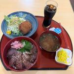 ワラサのゴマ漬け丼とメンチカツセット(多満利屋きらく)