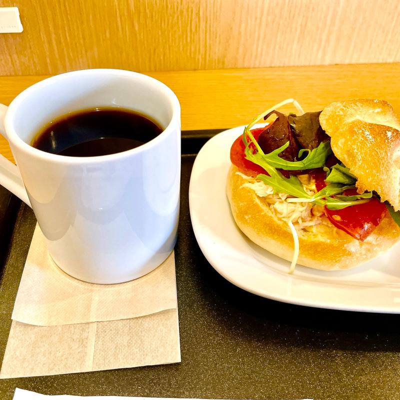 カイザーサンド　サラダチキン~すりおろし野菜ソース~(カフェ・ベローチェ 淀屋橋店)
