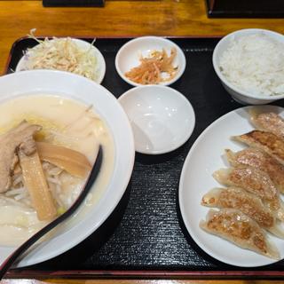 焼き餃子定食（豚骨ラーメン）(台湾料理味軒)