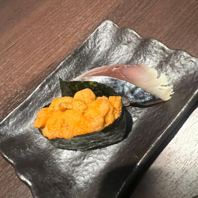 ウニ軍艦、生サバ握り(江戸前寿司ちかなり)