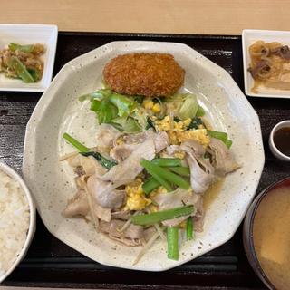 日替わり　豚肉と小松菜の玉子炒めと牛肉コロッケ(絆 旬の肴と和み酒場)