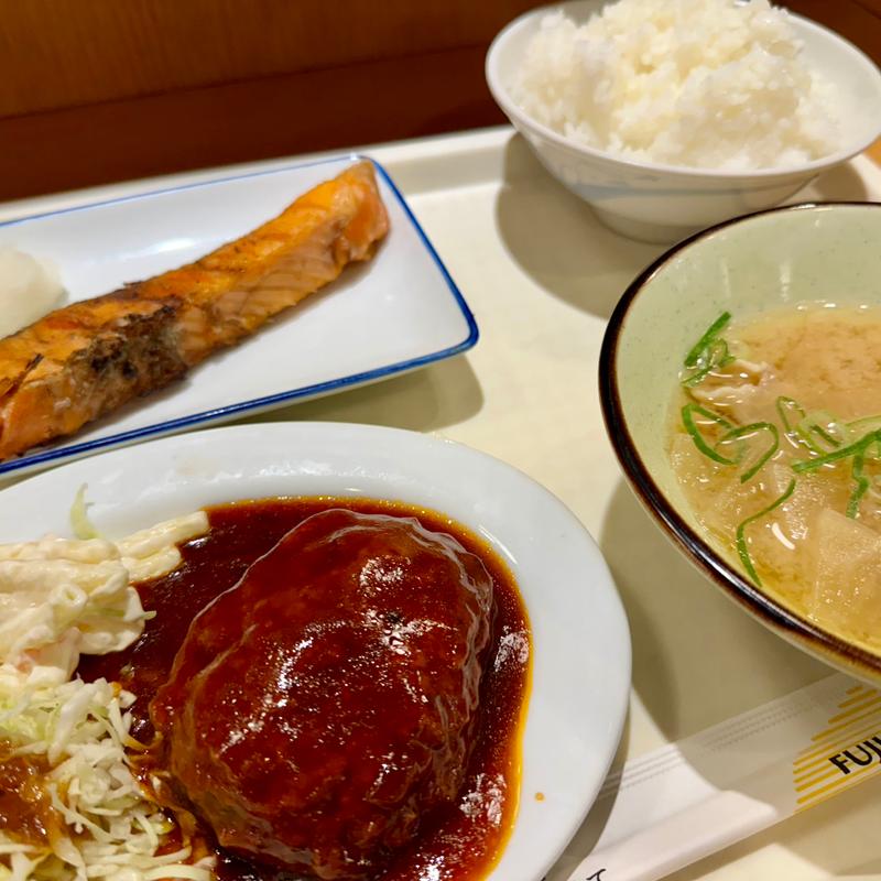 ハンバーグ定食に焼き鮭(茨木食堂 (まいどおおきに食堂))