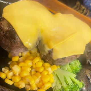 牛肉100％!!" 弾丸ハンバーグ【チェダーチーズ】(トマト＆オニオン 那覇安岡店 )