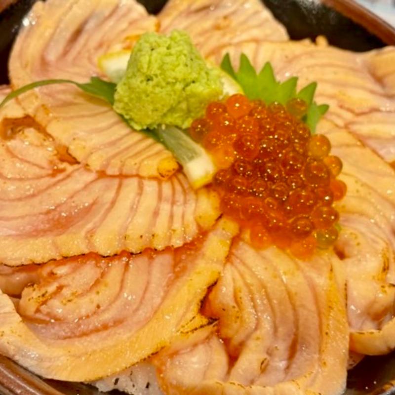 炙りサーモンとイクラのこぼれ丼(こたや)