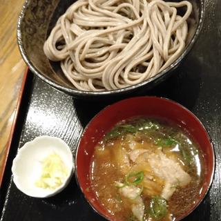 吊上げ・麹の力で柔らかジューシーピリ辛肉つけ蕎麦(岩駒庵)