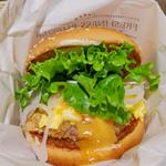 銀だらグリエのフレンチバーガー  スクランブルエッグとオマール海老ビスクソース(フレッシュネスバーガー山下)