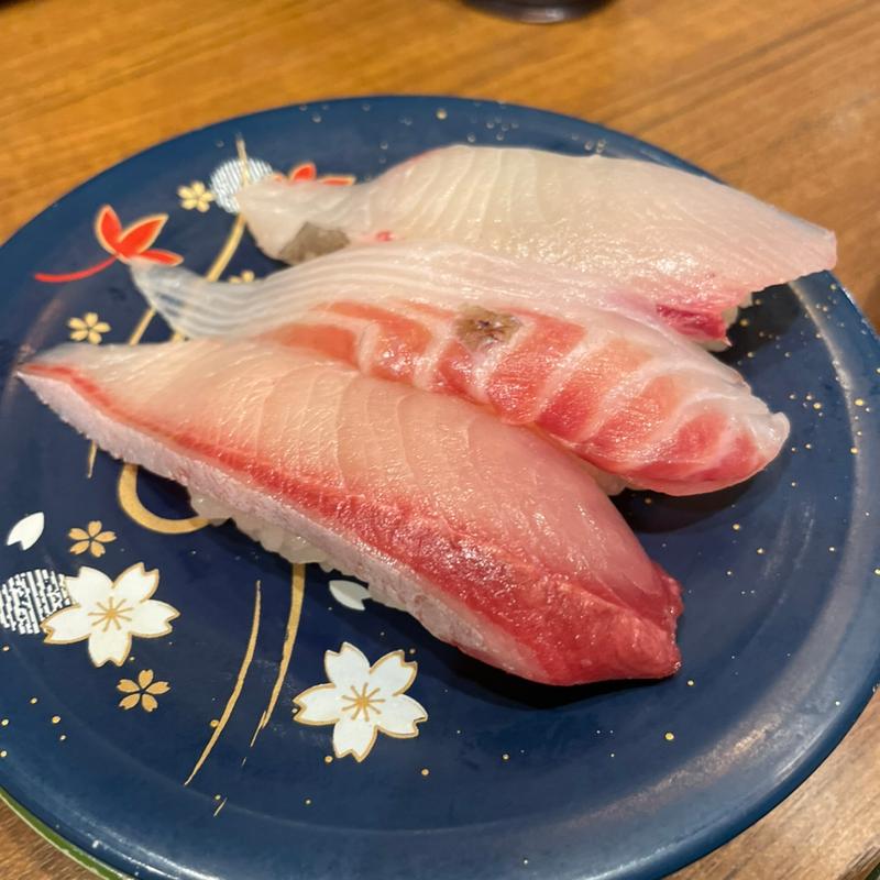 愛媛直送三貫にぎり　灘ぶり、八幡かんぱち、八幡たい(回転さかなや鮨　魚忠 今池店 （うおちゅう）)