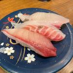 愛媛直送三貫にぎり　灘ぶり、八幡かんぱち、八幡たい(回転さかなや鮨　魚忠 今池店 （うおちゅう）)