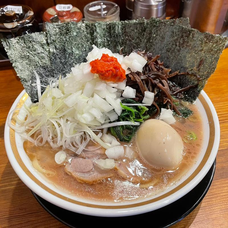 醤油全部のせ＋キクラゲ＋玉ねぎ＋豆板醤(横浜家系ラーメン 三郷家)