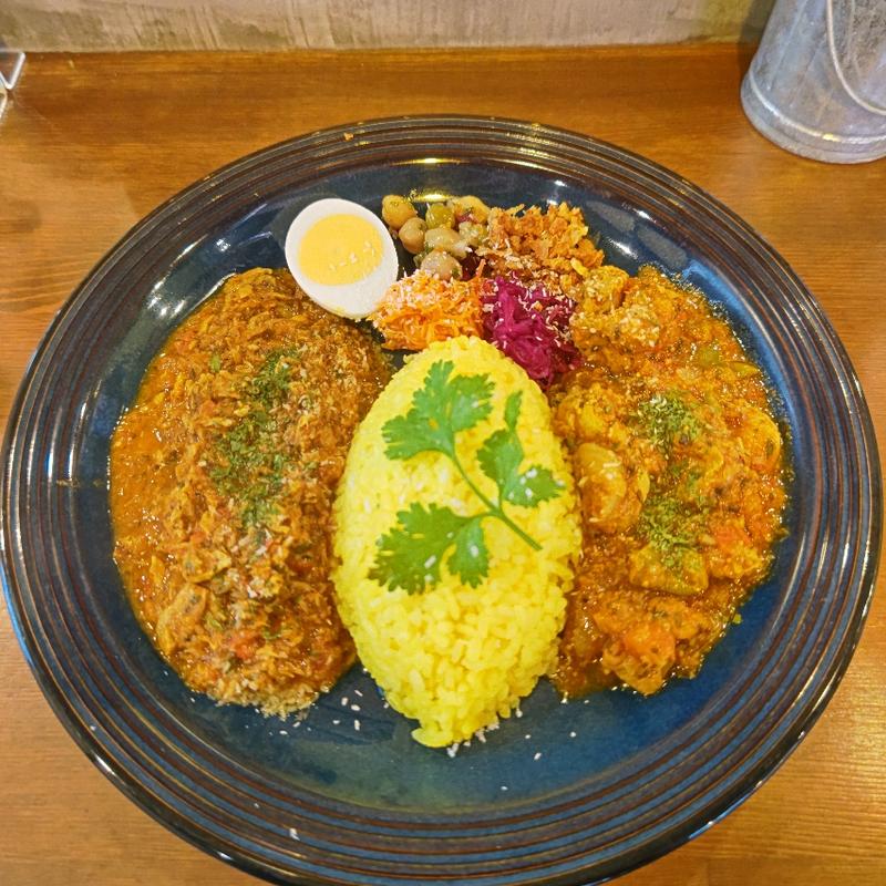 あいがけカレー(塩チキン・サバトマト)(スパイスカレースタンド 輪心)