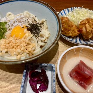 しらすと大葉の釜玉うどんと唐揚げセット(釣宿酒場 マヅメ 御茶ノ水店)