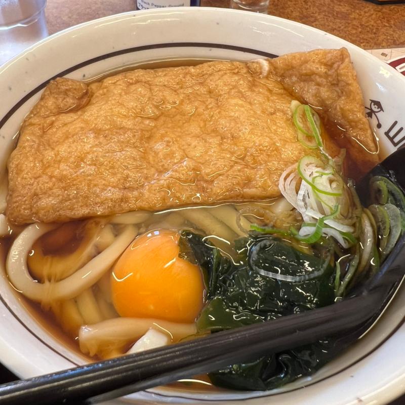 きつねうどん＋生卵(山田うどん食堂 下赤坂店)