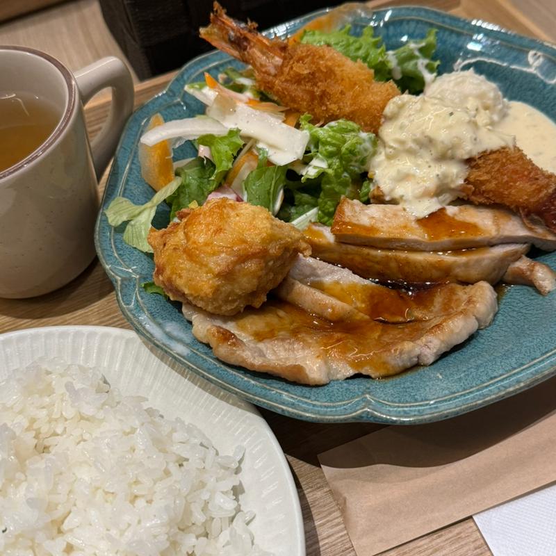 トンテキ×唐揚げ×海老フライプレミアムプレート(和洋食レストラン＆カフェ I TeA HOUSE 三木別所店)