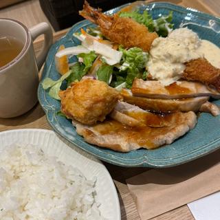トンテキ×唐揚げ×海老フライプレミアムプレート(和洋食レストラン＆カフェ I TeA HOUSE 三木別所店)