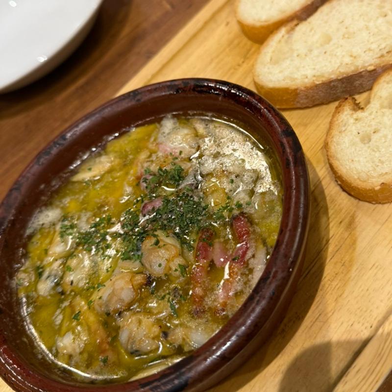 たっぷりあさりと ベーコンのアヒージョ （バケット3コ付）(オリーブの丘 多摩ニュータウン店 )