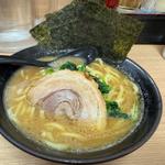 豚骨醤油ラーメン(横浜家系ラーメン 春樹 鮫洲店)