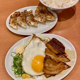 チャーシューエッグ・特製ニンニク餃子・ごはん大(餃子食堂マルケン 山科店)