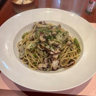 鮮魚とタコのアンチョビオリーブオイルソーススパゲッティ(タベルナ・パパ )