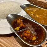 Bデリーカシミールカレーと東京スリランカチキンカレーの2店盛り(東京カレー屋名店会 有楽町イトシア店)