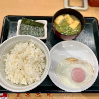 目玉焼き朝定食