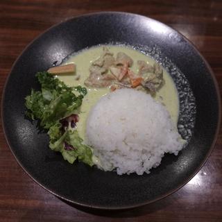 チキンと旬野菜のグリーンカレー(EMME WINE BAR 表参道)