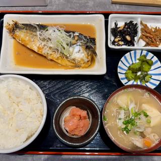 鯖の味噌煮定食：豚汁＋明太子(酒と飯　たまる食堂)