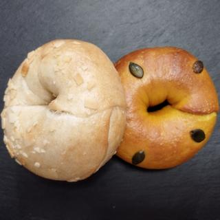アップルシナモンベーグル、パンプキン大納言ベーグル(土曜と日曜とソフトクリームとベーグル)