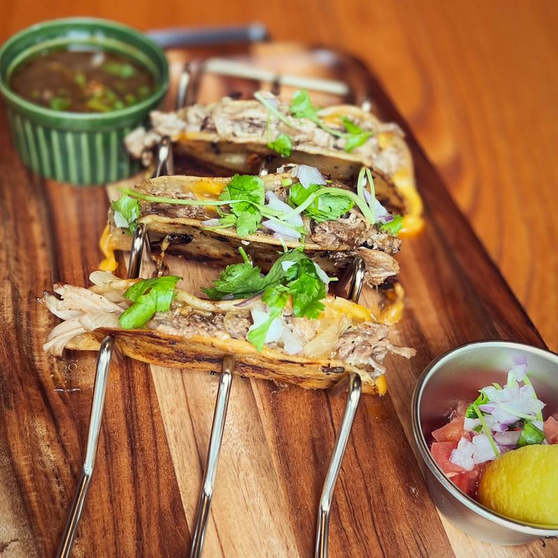 県産豚肉でつくるビリヤタコス(Island Brewing)