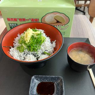 釜揚げしらす丼(豊洲食堂 EXPASA海老名下り店)