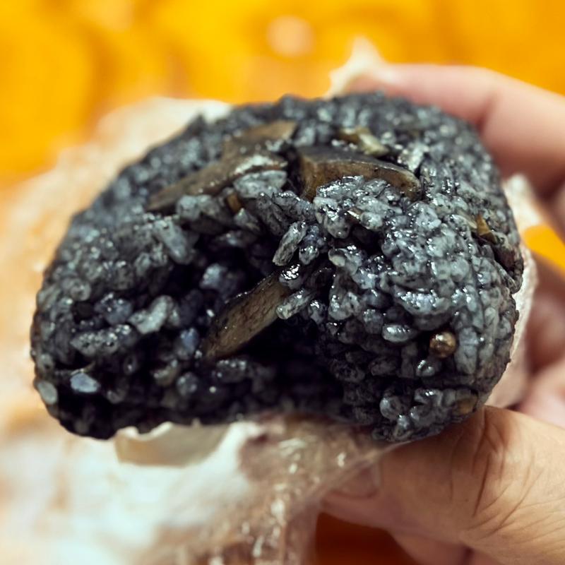 イカ墨ジューシーのおにぎり(cafe373 and spices)