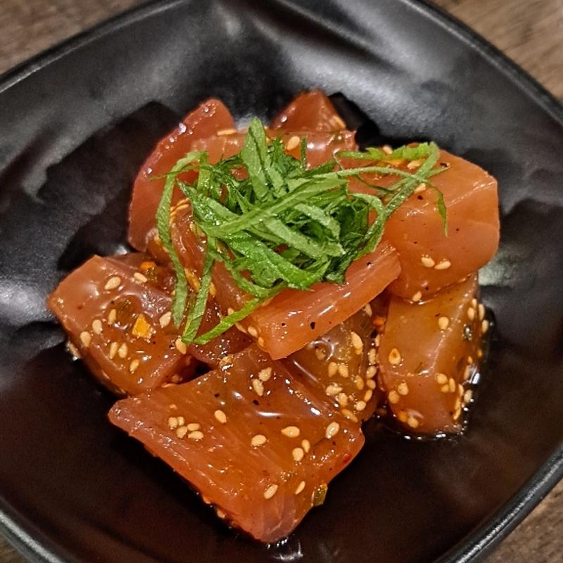 まぐろのごま塩和え(国際通り応援団 大分からあげと鉄板焼 勝男)