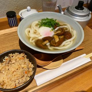 飛騨ジャンボなめこと温泉卵のうどん　かしわ飯（小）