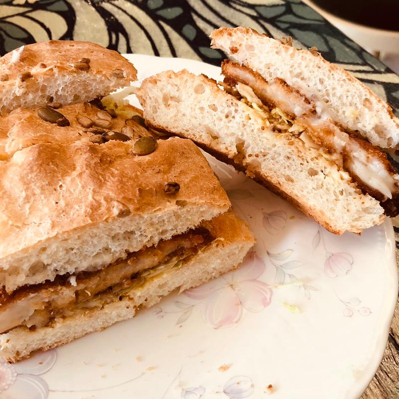 くるみパンのクリームコロッケサンド(季節の生ジュースとくるみパンの店カド)