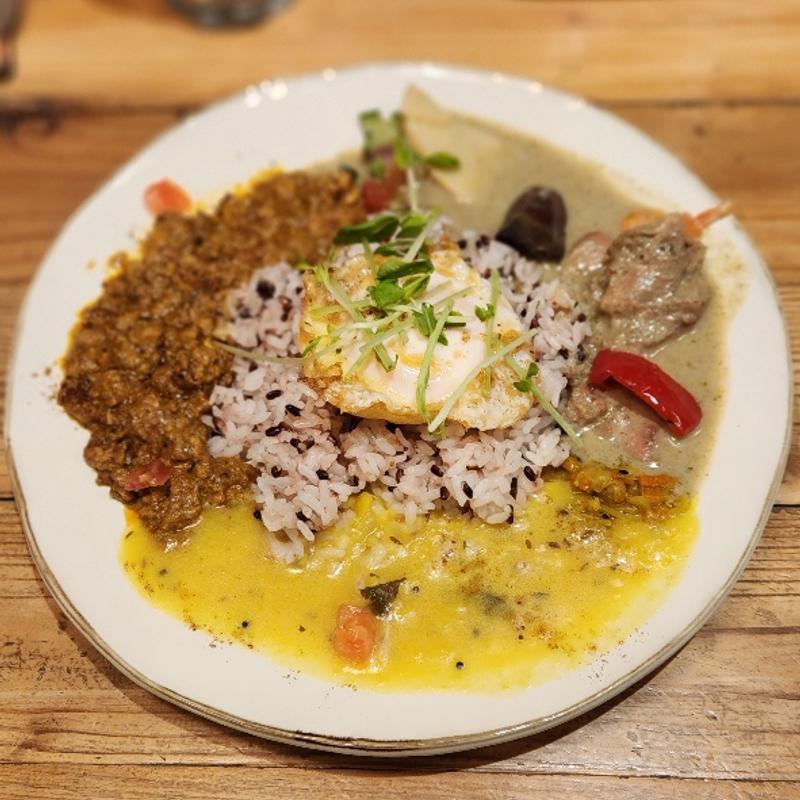 あいがけ2種盛り フライドエッグのせ(スパイスカレーまるせ )