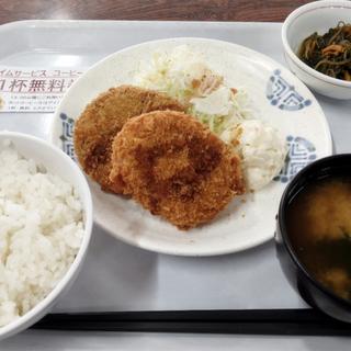 B定食(メンチカツとコロッケ)