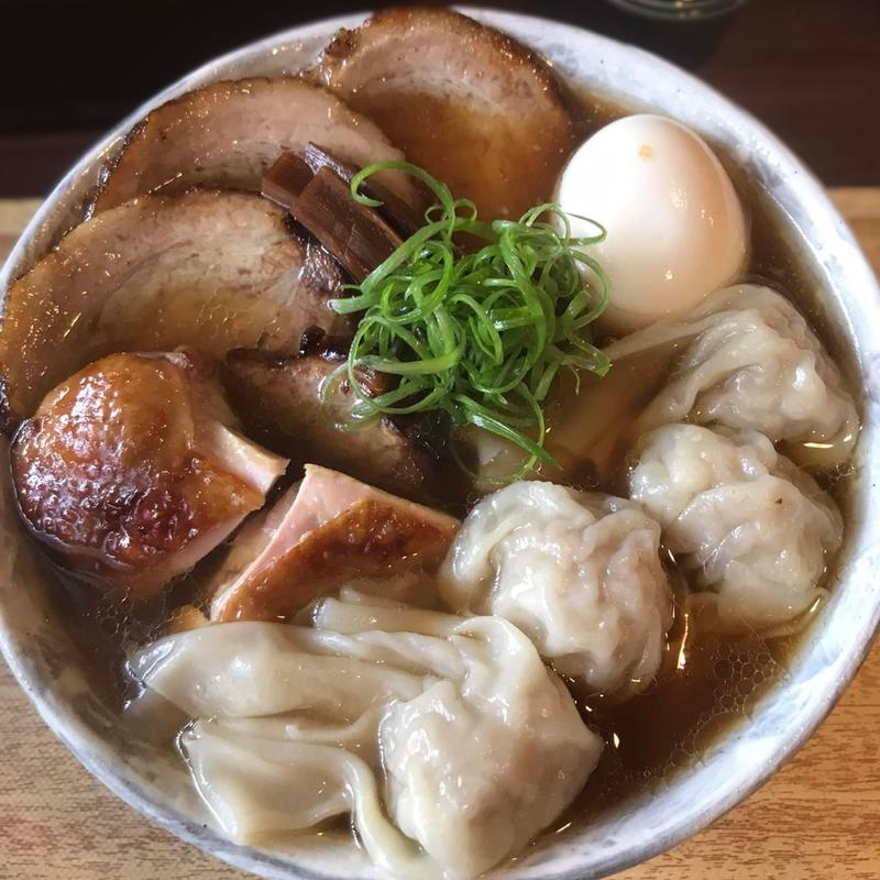 ワンタン醤油出汁そば 豚 鶏チャーシュー 味玉(麺亭まきた)