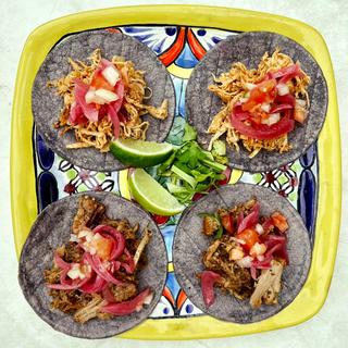 カルニータス2個 & チキンティンガ 2個(DRUNK TACOS)