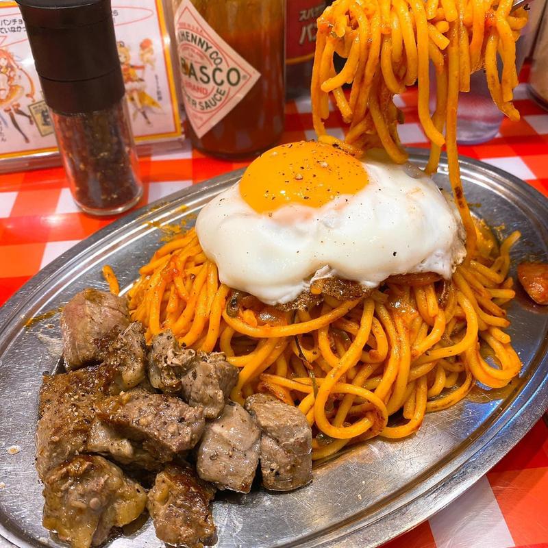 ナポリタン メガ サイコロステーキ 200g 目玉焼き(スパゲッティーのパンチョ 吉祥寺店)