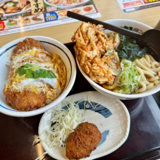 水曜日の日替わり真健鶏の煮込みソースカツ丼セット＋かき揚げ(山田うどん食堂 羽生バイパス店)