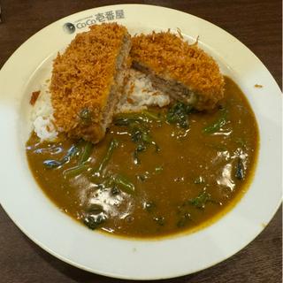 粗挽きメンチカツカレー　ほうれん草トッピング