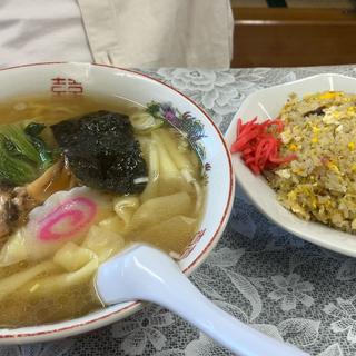 ワンタン麺と炒飯