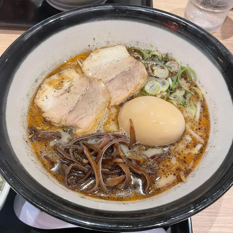 黒らーめん 味玉(博多らーめん由丸 八重洲店)