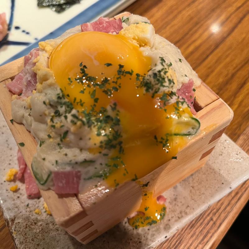 ポテトサラダ半熟卵のせ(海鮮と寿司と天ぷら 個室居酒屋 おやじの一本釣り 神戸三宮店)